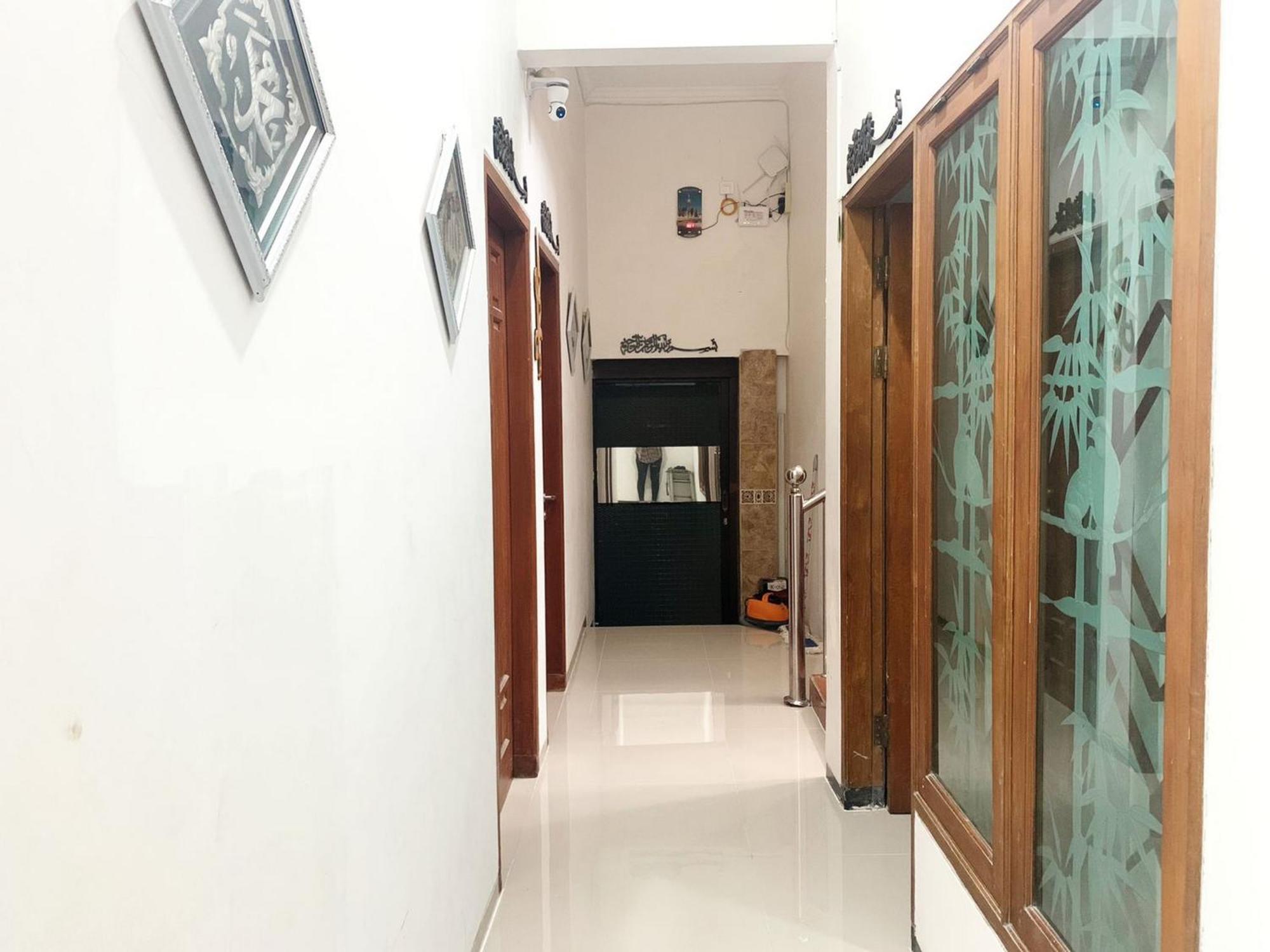 Hotel Tjahaja Baroe Syariah Mitra Reddoorz At Dukuh Kupang Surabaya Exterior foto
