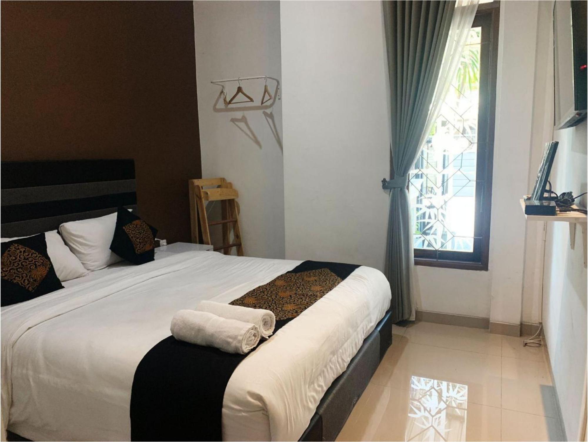 Hotel Tjahaja Baroe Syariah Mitra Reddoorz At Dukuh Kupang Surabaya Exterior foto
